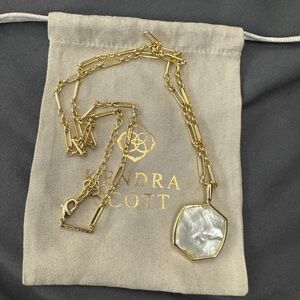 Kendra Scott necklace
